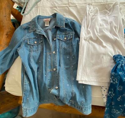 LADIES SIZE MEDIUM CLOTHING