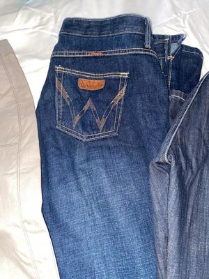 WOMEN’S JEANS AND CAPRIS SIZE 14