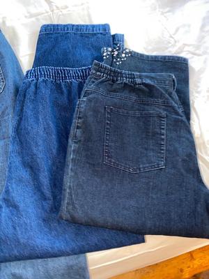WOMENS SIZE 10-12 CAPRIS AND PANTS