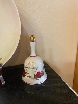 AN ASSORTMENT OF BONE CHINA