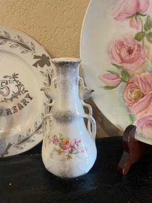 AN ASSORTMENT OF BONE CHINA