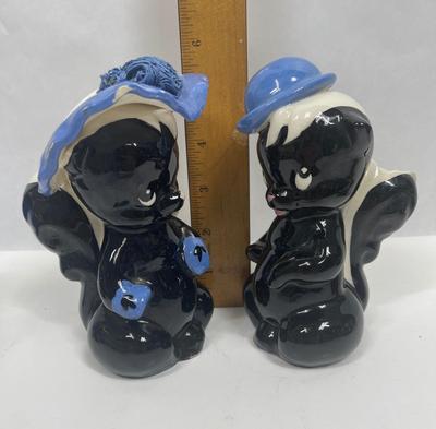 Rare Skunk Figurines De Lee California Pottery Walt Disney Flower friend of Bambi 1940’s Enesco Boxing Skunks