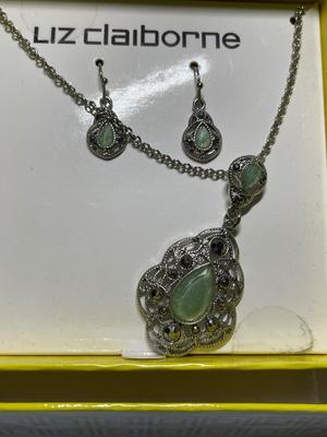 Necklace & earrings sets