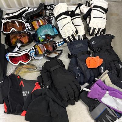 Obermeyer, Patagonia, North Face, REI, Rossignol, LL Bean, & More Mixed Adult & Youth Ski Clothes (1018CL-ES)