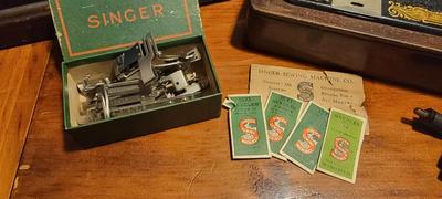Antique 1922 Singer Sewing Machine with Carrying Case