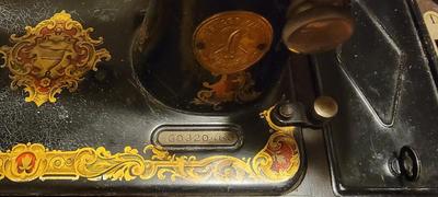 Antique 1922 Singer Sewing Machine with Carrying Case