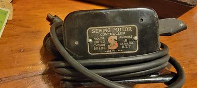 Antique 1922 Singer Sewing Machine with Carrying Case