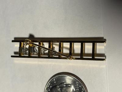 Vintage Estate Preowned Gold-toned Ladder Pin/Brooch in VG Condition as Pictured. FREE DOMESTIC SHIPPING.