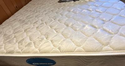 Queen Simmons DeepSleep Mattress, top only