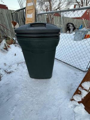 Rubbermaid Garbage cans