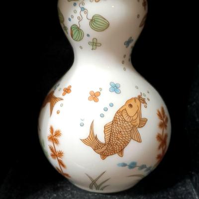 LOT 273: Franklin Mint 1980 (Set of 9) Treasures of the Imperial Dynasties Mini Vases