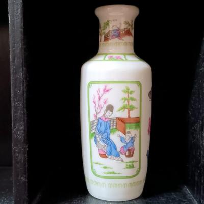 LOT 273: Franklin Mint 1980 (Set of 9) Treasures of the Imperial Dynasties Mini Vases