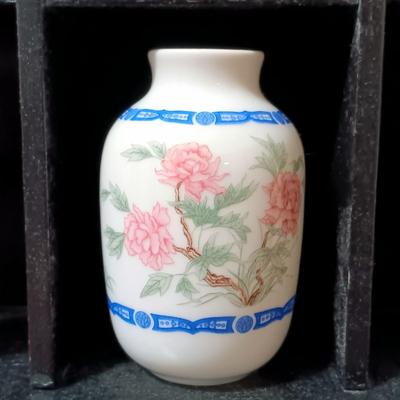 LOT 273: Franklin Mint 1980 (Set of 9) Treasures of the Imperial Dynasties Mini Vases