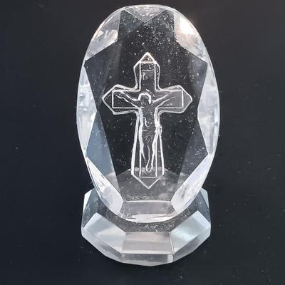 LOT 281: Vintage Madonna of the Kitchen Plaque, Atlantic Mold Co Praying Hands, Teleflora Crystal Cross & More