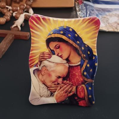 LOT 281: Vintage Madonna of the Kitchen Plaque, Atlantic Mold Co Praying Hands, Teleflora Crystal Cross & More