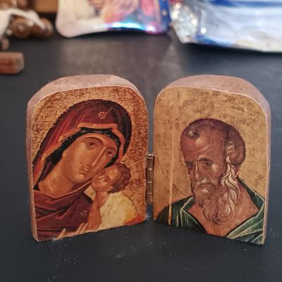 LOT 281: Vintage Madonna of the Kitchen Plaque, Atlantic Mold Co Praying Hands, Teleflora Crystal Cross & More