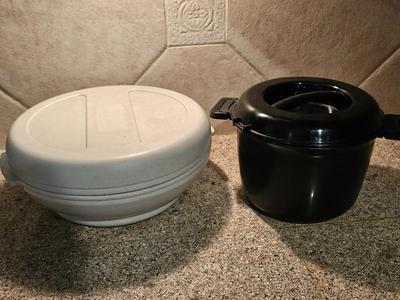 Pampered chef dish and plastic insulated food storage with glass bowl insert