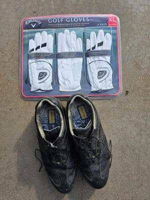 Brand new Callaway golf gloves with a pair of DryJoys golf shoes