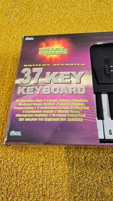 Working battery operated 37 key keyboard new in box