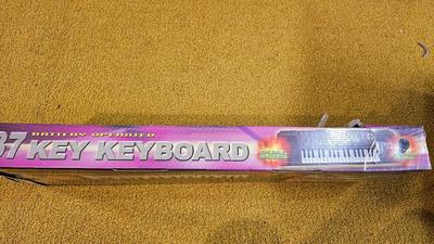 Working battery operated 37 key keyboard new in box