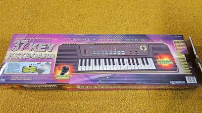 Working battery operated 37 key keyboard new in box