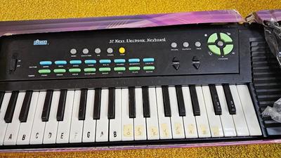 Working battery operated 37 key keyboard new in box