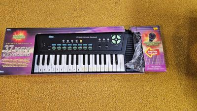 Working battery operated 37 key keyboard new in box