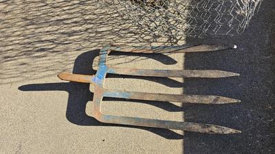 New roll 48" Hex netting fence with pitchfork and shovel heads