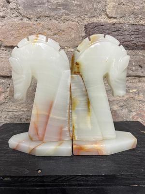 Jule plate and set of bookends
