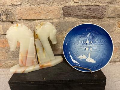Jule plate and set of bookends