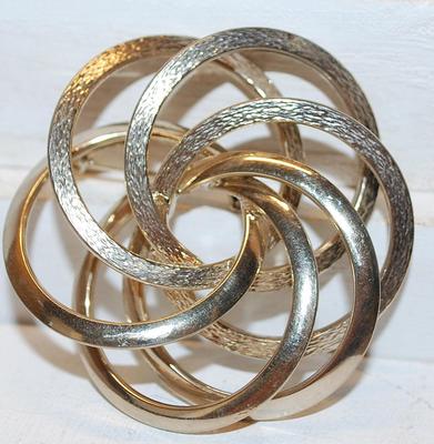 VINTAGE 1950's Large 6-RINGS BROOTCH (2" Diam.) in Both Brushed & Smooth Metal