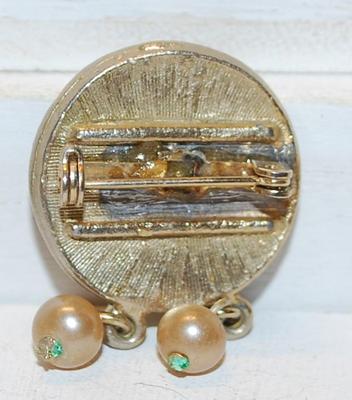VINTAGE 1950-1960's Round "Auto-Designed" 4 PEARL Styled PIN (¾" x 1½") on Brushed Gold Tone Base
