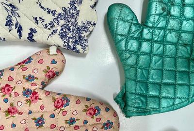 5 Vintage Oven Mits