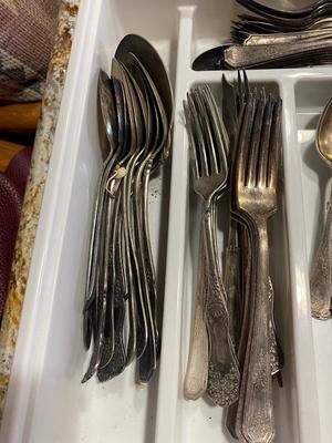 A LARGE ASSORTMENT OF MISMATCHED FLATWARE