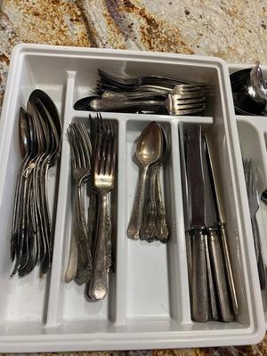 A LARGE ASSORTMENT OF MISMATCHED FLATWARE