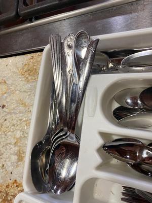 A LARGE ASSORTMENT OF MISMATCHED FLATWARE