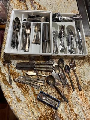 A LARGE ASSORTMENT OF MISMATCHED FLATWARE