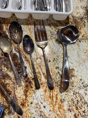 A LARGE ASSORTMENT OF MISMATCHED FLATWARE