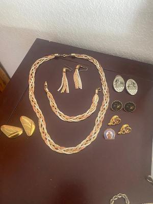 BEAUTIFUL SET WITH NECKLACE, BRACELET & EARRINGS ALONG WITH SOME EXTRAS