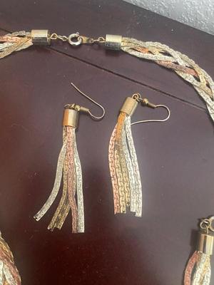 BEAUTIFUL SET WITH NECKLACE, BRACELET & EARRINGS ALONG WITH SOME EXTRAS