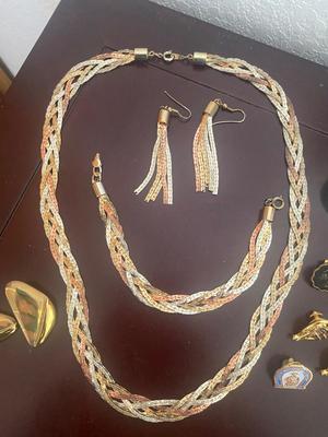 BEAUTIFUL SET WITH NECKLACE, BRACELET & EARRINGS ALONG WITH SOME EXTRAS
