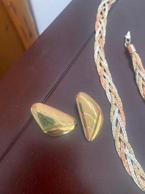 BEAUTIFUL SET WITH NECKLACE, BRACELET & EARRINGS ALONG WITH SOME EXTRAS
