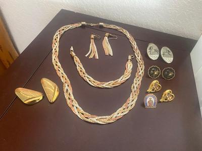 BEAUTIFUL SET WITH NECKLACE, BRACELET & EARRINGS ALONG WITH SOME EXTRAS