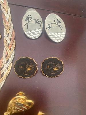 BEAUTIFUL SET WITH NECKLACE, BRACELET & EARRINGS ALONG WITH SOME EXTRAS