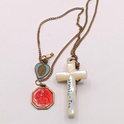 LOT 256: Biblia de Jerusalem 1972 with Religious Pendants, Rosaries & More