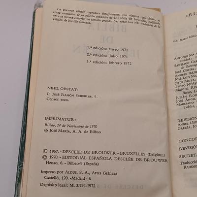 LOT 256: Biblia de Jerusalem 1972 with Religious Pendants, Rosaries & More