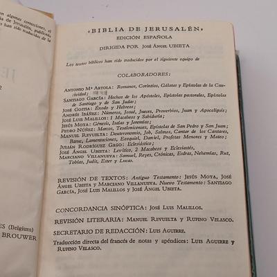 LOT 256: Biblia de Jerusalem 1972 with Religious Pendants, Rosaries & More