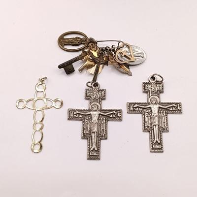 LOT 256: Biblia de Jerusalem 1972 with Religious Pendants, Rosaries & More