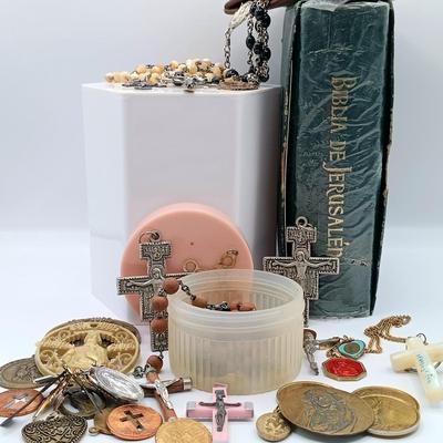 LOT 256: Biblia de Jerusalem 1972 with Religious Pendants, Rosaries & More