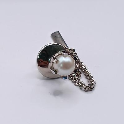 LOT 258: Vintage Men's Leather Toiletry Case w/ Destino 1/20 12K GF Cufflinks, Christian Dior Cufflinks, Solid Brass Belt Buckle...